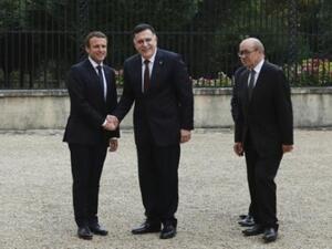 الرئيس الفرنسي ايمانويل ماكرون يصافح رئيس حكومة الوفاق الوطني الليبية فائز السراج في 25 تموز/يوليو 2017 قرب باريس.

