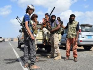 مقاتلون يستريحون على الطريق من عدن الى مضيق باب المندب
