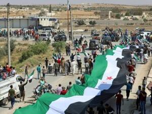 معارضون سوريون في تظاهرة ضد النظام في معرة النعمان في شمال غرب سوريا

