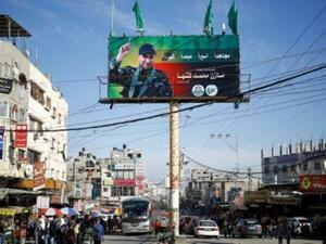 لافتة تكريمية للقيادي في حركة حماس مازن فقهاء الذي اغتيل في غزة

