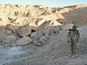 ضابط عراقي في موقع يشتبه أنه مقبرة جماعية لضحايا تنظيم الدولة الاسلامية