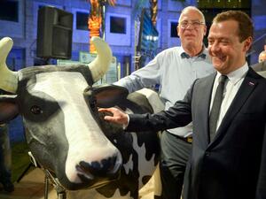 وزير الزراعة الاسرائيلي اوري اريئيل (يسار) ورئيس الحكومة الروسية ديمتري مدفيديف خلال زيارة الاخير إلى إسرائيل