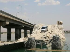 ارشيف/ جسر مدمر قرب منبج في شمال سوريا