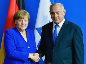 ارشيف/ نتانياهو مصافحا ميركل خلال زيارة له الى المانيا