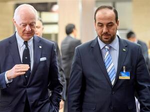 ستافان دي ميستورا (يسار) والمفاوض المعارض نصر الحريري في جنيف
