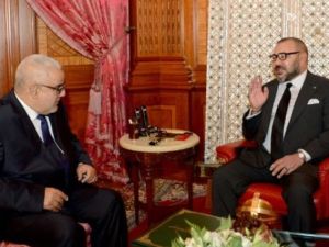 العاهل المغربي خلال اجتماعه الى بنكيران في الرباط

