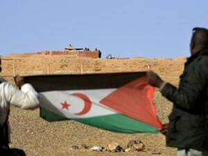 صحراويان يرفعان علم البوليساريو في منطقة المحبس امام جنود مغاربة

