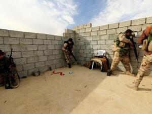 جنود عراقيون خلال معركة ضد تنظيم الدولة الإسلامية شرق الموصل
