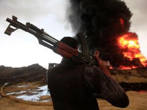 جندي عراقي ينظر إلى حريق اضرمه متشددو الدولة الإسلامية في القيارة قرب الموصل 
