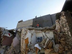 عمال يقومون بترميم منزل في الموصل
