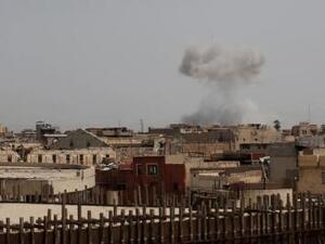 دخان متصاعد خلال قتال بين قوات عراقية ومقاتلين من تنظيم الدولة الإسلامية في غرب الموصل 
