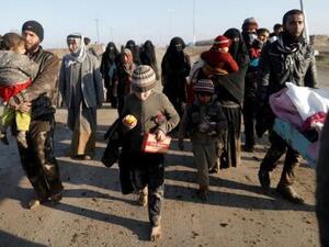 نازحون عراقيون تركوا منازلهم بفعل الحرب بين القوات العراقية وتنظيم الدولة الاسلامية في الموصل

