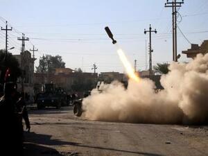 أفراد من وحدات الرد السريع بالشرطة الاتحادية العراقية يطلقون صواريخ باتجاه مقاتلي الدولة الاسلامية في حي سومر شرق الموصل يوم الخميس
