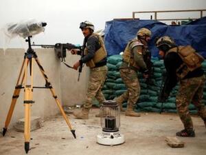 أفراد من القوات العراقية خلال اشتباك مع مقاتلين من الدولة الإسلامية في الموصل

