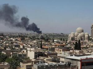 دخان متصاعد جراء معارك بين قوات عراقية ومقاتلين من تنظيم الدولة الإسلامية في الموصل
