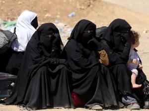 نازحات هربن من الاشتباكات بين القوات العراقية والدولة الاسلامية في الموصل
