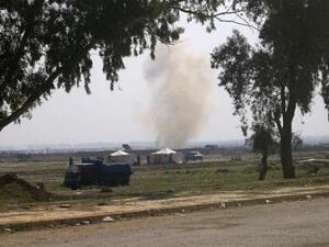 دخان يتصاعد أثناء معركة للقوات العراقية ضد تنظيم الدولة الإسلامية في الموصل

