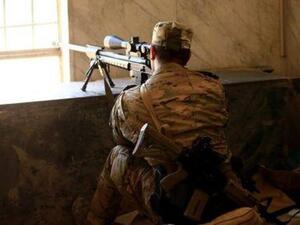 قناص من فرقة الرد السريع بالقوات العراقية يتخذ موقعه خلال معركة مع تنظيم الدولة الإسلامية في الموصل

