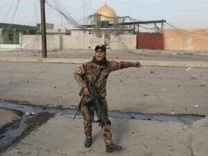جندي من القوات الخاصة العراقية في احدى ضواحي الموصل
