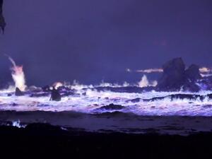 السنة اللهب الزرقاء تبدو مثل الامواج وهي تتأجج عقب تفجير داعش لمصنع الكبريت قرب الموصل