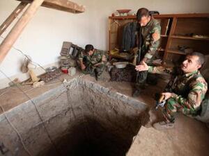 جنود من قوات البشمركة حول فتحة نفق يستخدمه مسلحو الدولة الاسلامية في قرية شرقي الموصل
