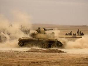 جنود عراقيون يطلقون قذيفة من دبابة اثناء اشتباكات مع مسلحي الدولة الاسلامية في قرية شيالة الامام يوم الأربعاء
