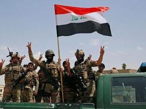 عراقيون يستعدون للاحتفال بالانتصار في الموصل قرب موقع المعارك
