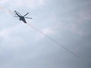 طائرة هليكوبتر تابعة للجيش العراقي تطلق صاروخا على مواقع لتنظيم الدولة الإسلامية في غرب الموصل
