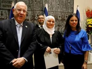 المحامية هناء خطيب اول قاضية شرعية في المحاكم الاسلامية في اسرائيل تتوسط الرئيس الاسرائيلي رؤوفين ريفلين ووزيرة العدل الاسرائيلية إيليت شاكيد

