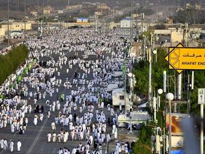 الحجيج ينفرون إلى مزدلفة بعد اداء الركن الاعظم وقوفا بعرفات
