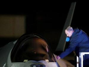 نتنياهو يقف بجوار طائرة إف-35 وصلت إلى إسرائيل يوم الاثنين
