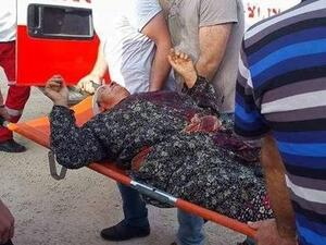 المسنة بديعة محمد حمدان خلال اسعافها بعد تعرضها لاعتداء المستوطنين