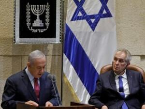 رئيس تشيكيا ميلوس زيمان يستمع إلى رئيس الوزراء الاسرائيلي بنيامين نتانياهو خلال جلسة في الكنيست في القدس
