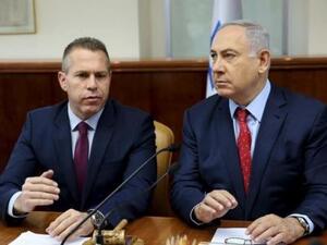 وزير الأمن الداخلي الإسرائيلي جلعاد إردان (يسار الصورة) يجلس بجوار رئيس الوزراء بنيامين نتنياهو في اجتماع للحكومة المصغرة المعنية بشؤون الأمن والوزير بالائتلاف اليميني
