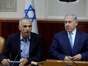 رئيس الوزراء الإسرائيلي بنيامين نتنياهو (إلى اليمين) ووزير المالية الإسرائيلي موشي كاخلون خلال اجتماع رئاسة الوزراء في القدس
