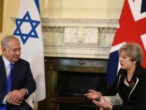 رئيسة الوزراء البريطانية تيريزا ماي (يمين) تتحدث مع نظيرها الاسرائيلي بنيامين نتانياهو خلال لقائهما في لندن
