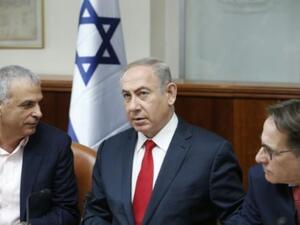 رئيس الوزراء الإسرائيلي بنيامين نتنياهو (في المنتصف)