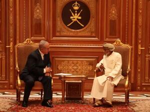 نتانياهو خلال زيارته الى سلطنة عمان ولقاء السلطان قابوس