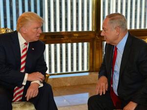ارشيف/ الرئيس الأمريكي دونالد ترامب (يسار) ورئيس الوزراء الإسرائيلي بنيامين نتنياهو خلال لقاء جمعهما ابان حملة ترامب للانتخابات الرئاسية