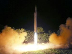 كشفت كوريا الشمالية الخميس أنها ستضع قريبا اللمسات الأخيرة على خطة لإطلاق أربعة صواريخ متوسطة المدى باتجاه جزيرة غوام الأميركية في غرب المحيط الهادئ.

ارشيف