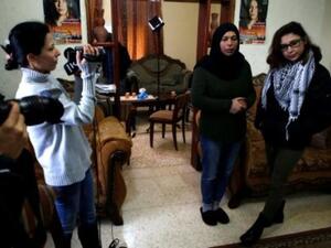 نور التميمي (الى اليمين) بين المهنئين بخروجها من السجن في منزلها في النبي صالح
