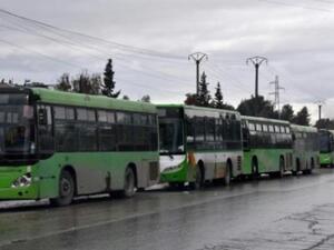 حافلات تنتظر عملية اجلاء المدنيين من مناطق سيطرة الفصائل المسلحة في حلب

