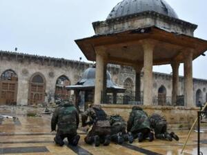 جنود سوريون يصلون في الجامع الاموي في حلب
