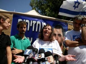 والدة الجندي اورون شاؤول خلال مؤتمر صحافي
