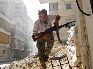 مقاتل من الجيش السوري الحر خلال اشتباكات مع قوات الحكومة السورية في حي صلاح الدين في وسط حلب

