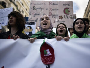 مطالب مستمرة بتغيير أوسع