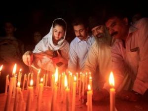 أشخاص يوقدون شموعا تكريما لضحايا هجوم انتحاري على مستشفى في باكستان 

