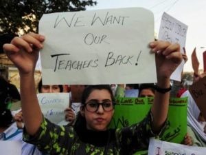 باكستانية تتظاهر احتجاجا على ترحيل المعلمين الاتراك في كراتشي
