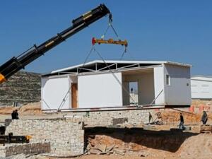 اقامة منازل جاهزة في مستوطنة جديدة في الضفة الغربية المحتلة سميت "عميحاي"
