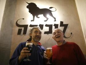 ليونيد ليبكين (يمين) واريك سلاروف مالكا حانة ليبيرا في حيفا بشمال اسرائيل
